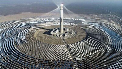 La gigantesque centrale solaire thermique au sel fondu de Jinta, dans le désert de Gobi.
