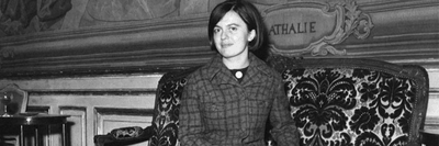 Monique Wittig pose après avoir reçu le prix Médicis pour son roman l’Opoponax, le 30 novembre 1964, à Paris.