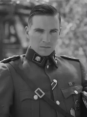 Ralph-Fiennes.webp